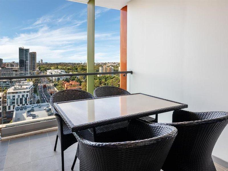 Meriton Suites Zetland Сидней Экстерьер фото Balcony