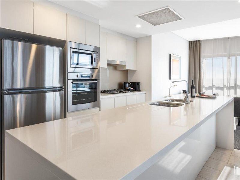 Meriton Suites Zetland Сидней Экстерьер фото A modern kitchen