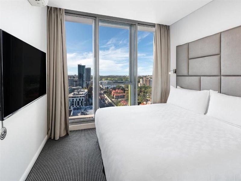 Meriton Suites Zetland Сидней Экстерьер фото A bedroom at the hotel