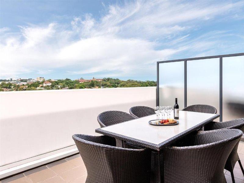 Meriton Suites Zetland Сидней Экстерьер фото A balcony at the hotel