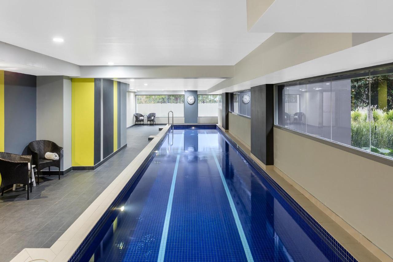 Meriton Suites Zetland Сидней Экстерьер фото The pool at the hotel