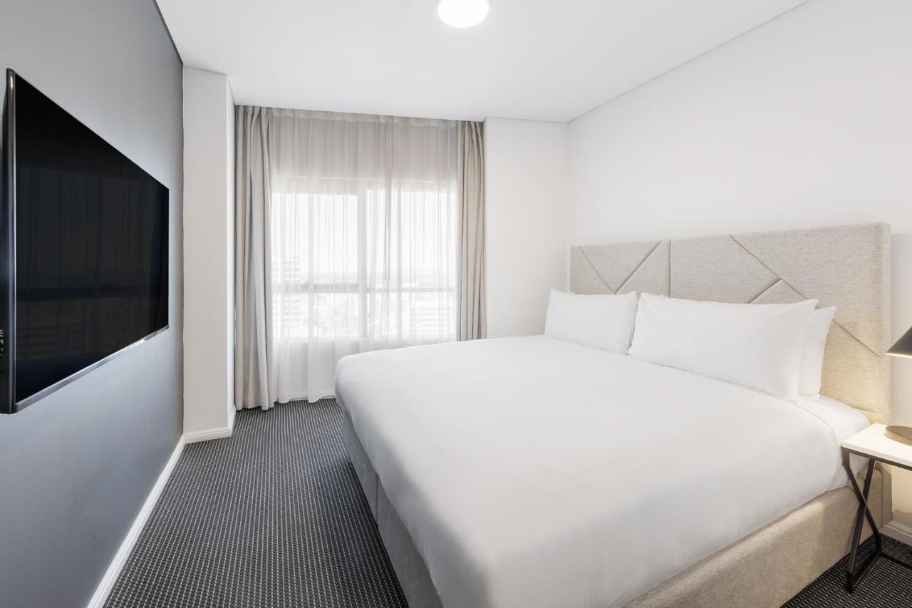Meriton Suites Zetland Сидней Экстерьер фото A bedroom at the hotel