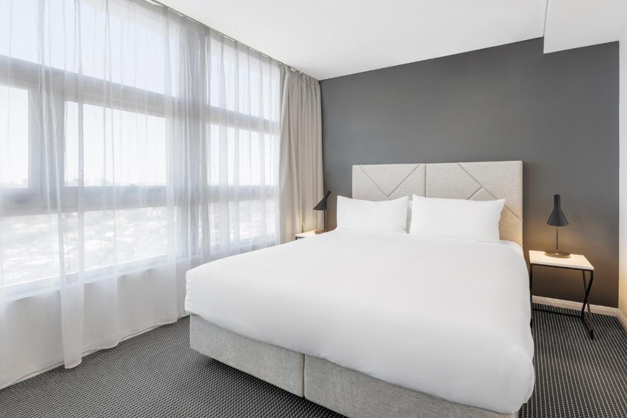 Meriton Suites Zetland Сидней Экстерьер фото A bedroom at the hotel