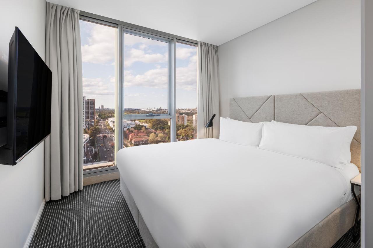 Meriton Suites Zetland Сидней Экстерьер фото A bedroom at the hotel