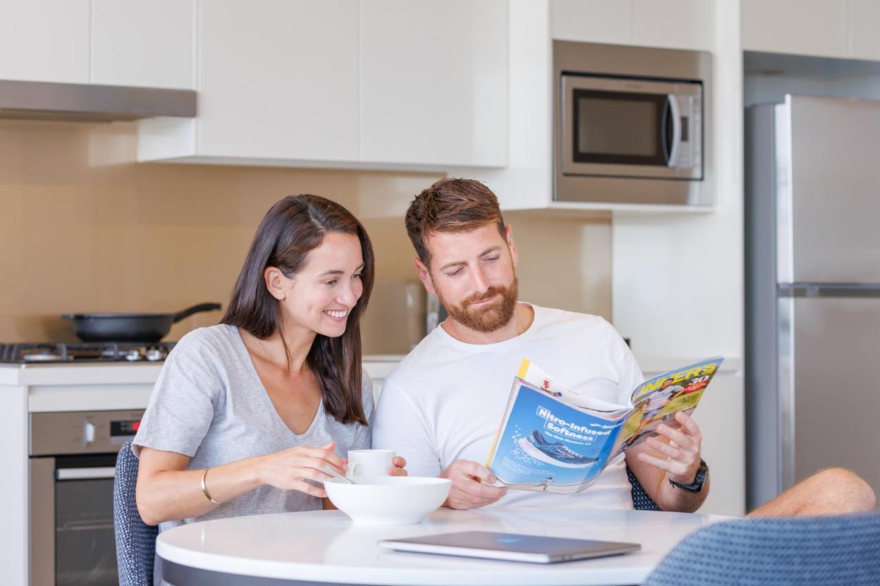 Meriton Suites Zetland Сидней Экстерьер фото A couple planning a trip