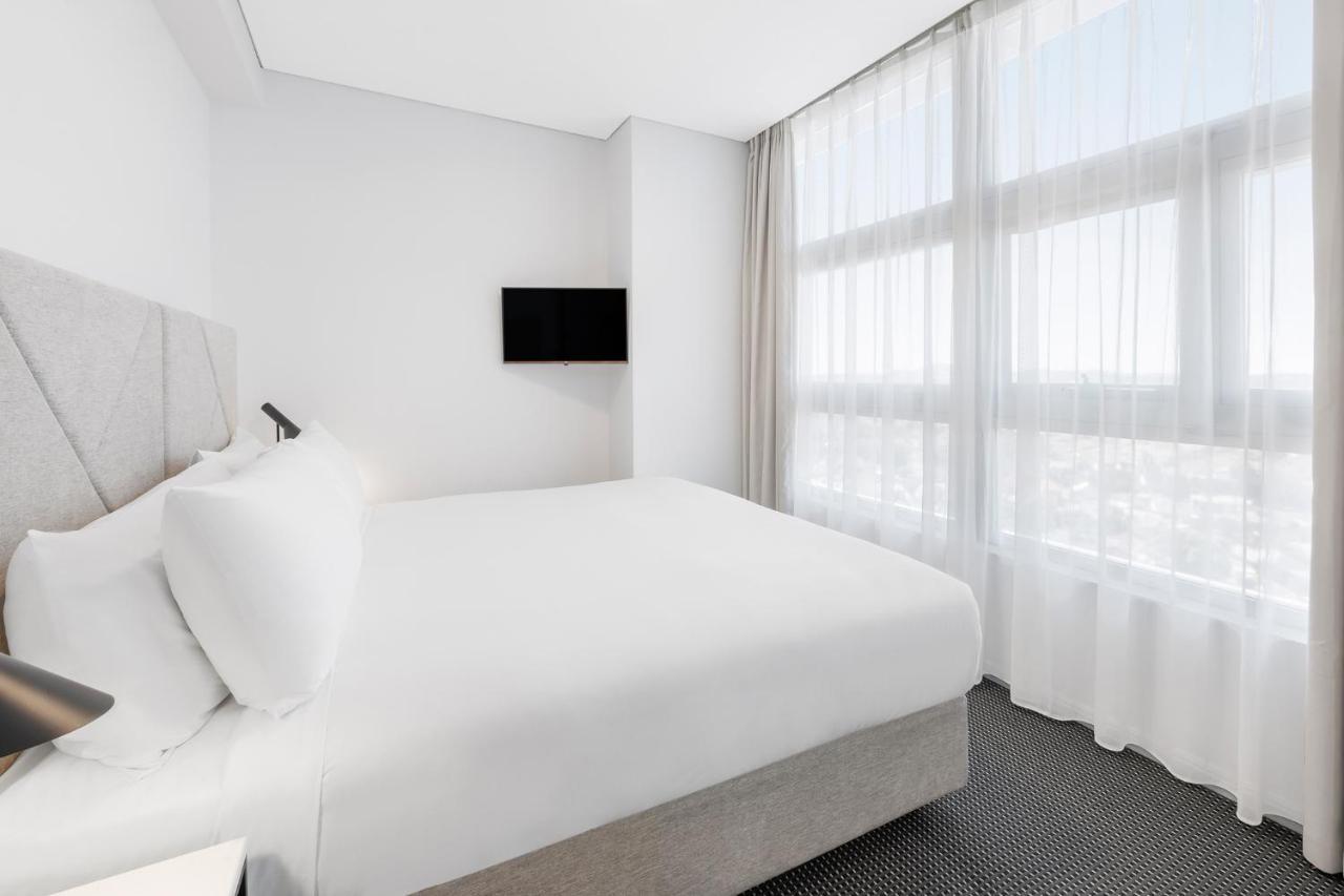 Meriton Suites Zetland Сидней Экстерьер фото A bedroom at the hotel