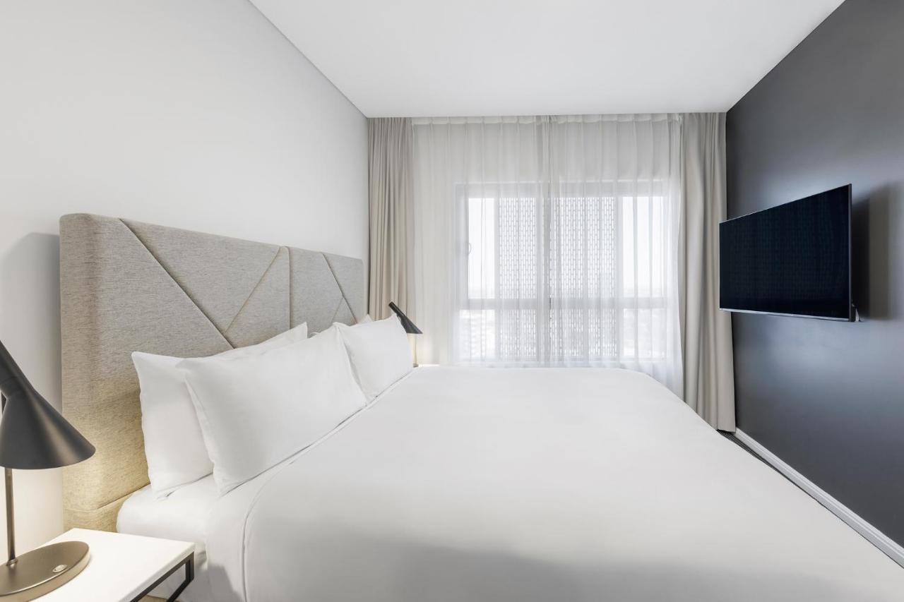 Meriton Suites Zetland Сидней Экстерьер фото A bedroom at the hotel