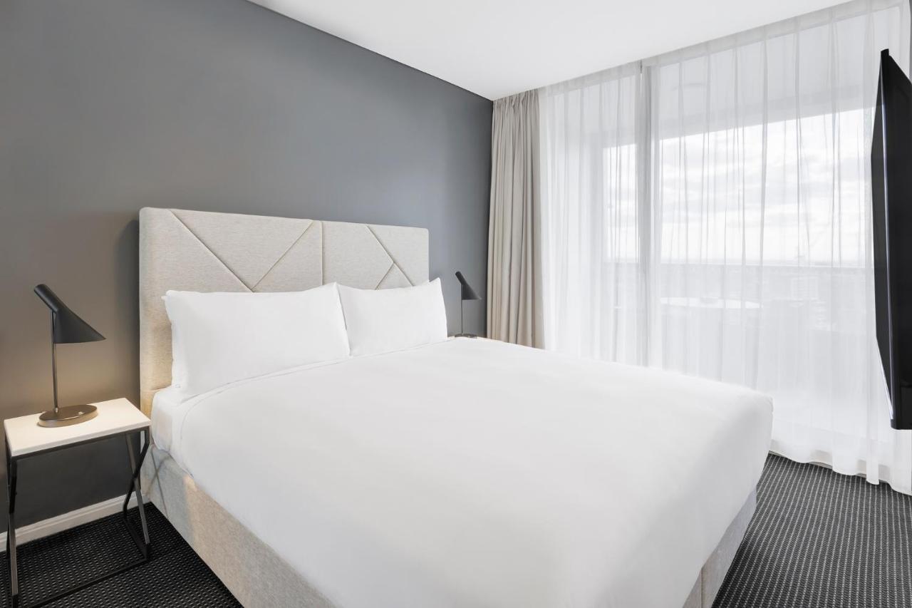Meriton Suites Zetland Сидней Экстерьер фото A bedroom at the hotel