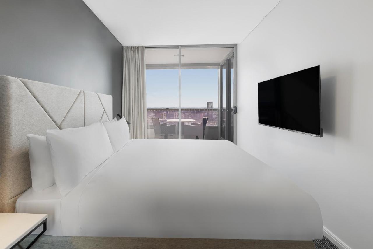 Meriton Suites Zetland Сидней Экстерьер фото A bedroom at the hotel