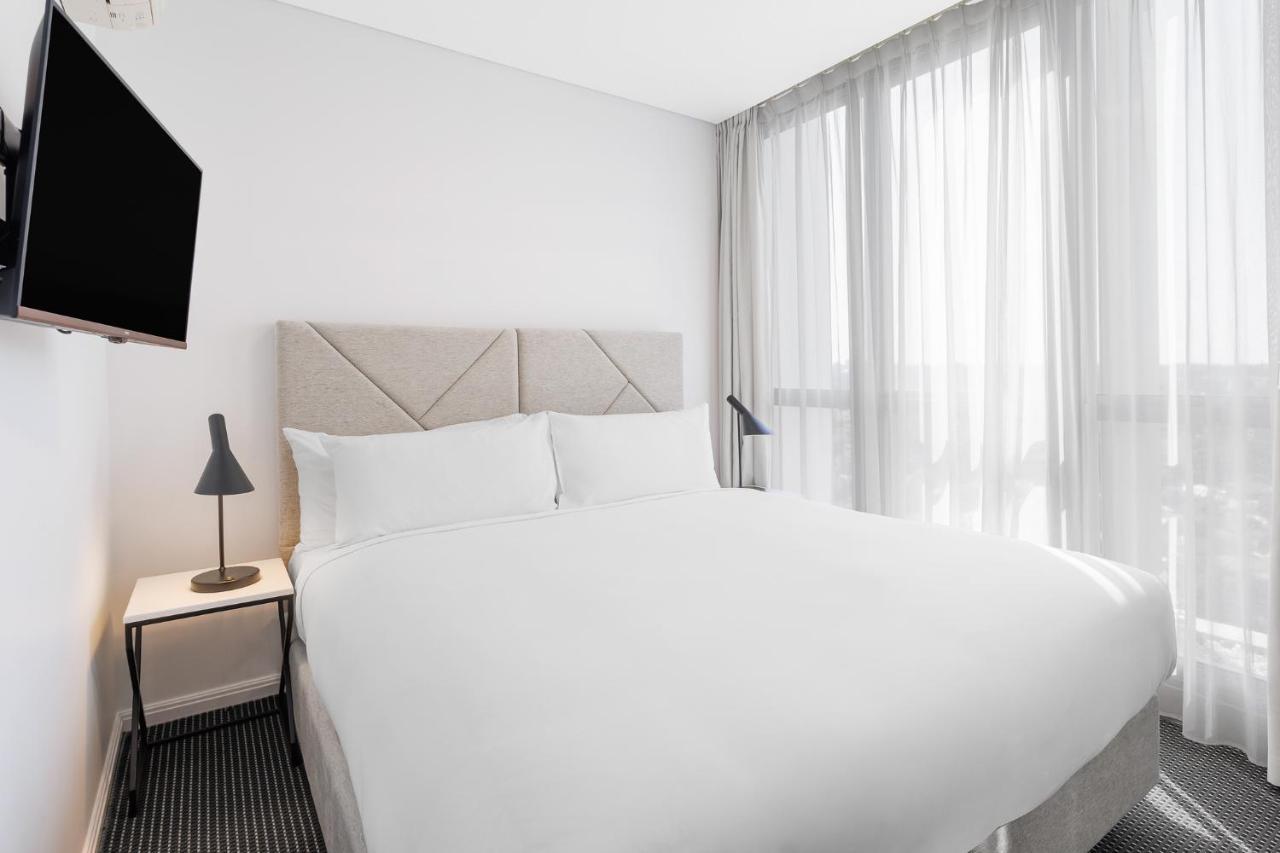 Meriton Suites Zetland Сидней Экстерьер фото A bedroom at the hotel