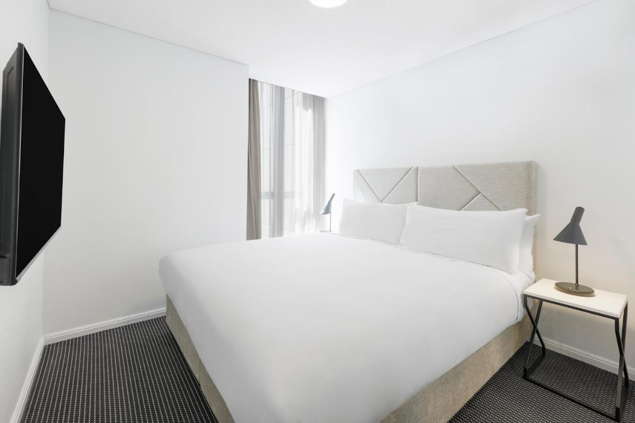 Meriton Suites Zetland Сидней Экстерьер фото A bedroom at the hotel