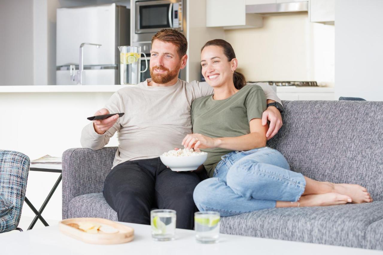 Meriton Suites Zetland Сидней Экстерьер фото A couple watching television