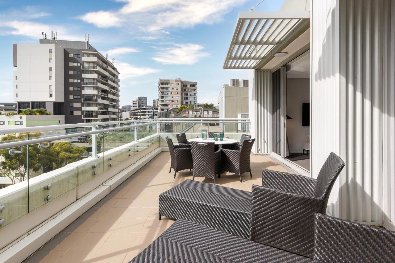 Meriton Suites Zetland Сидней Экстерьер фото The apartment's balcony