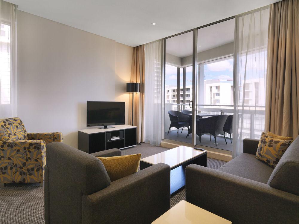 Meriton Suites Zetland Сидней Экстерьер фото A living room at the hotel